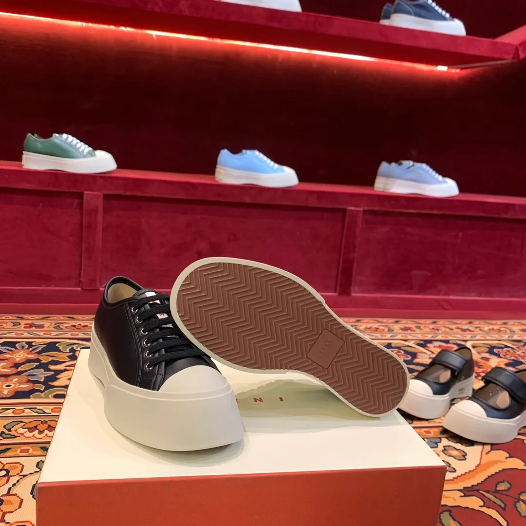👟👟Ex-factory price 480👟👟 Marni Marni large-toe thick-soled Mary Jane shoes Marni is an independent designer brand from Italy. It has quickly become another big dark horse in the international fashion industry. Zhao Lusi and Song Zuer have the same Velcro large-toe shoes. It took 2 and a half months to purchase 5 pairs of originals, cut them open, open the bottom mold, decide on the materials, and tried again and again, and changed again and again. At present, the material, shape, lines, and outsole are almost the same as the original ones. Even the smell of cowhide is the same, so our shoes never put fragrance in them. The original cowhide smell is unique. 🐂Fabric: imported Bengal cowhide, matte and textured 🐂Inner: semi-matte cowhide, zero color difference 🐂Outsole: Original molded TU👟👟Ex-factory price➕👟👟Ex-factory price U foam 🪄Number of codes: 35 36 37 38 39 40